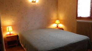 2 bedrooms, iron/ironing board