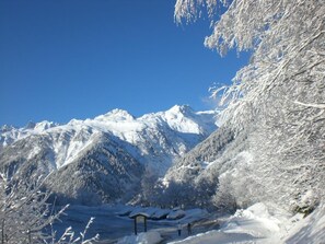 Un paysage de montagne enneigé, sous un ciel dégagé.