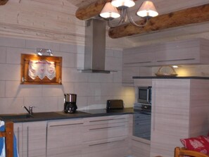 Kylskåp, mikrovågsugn, ugn och spishäll