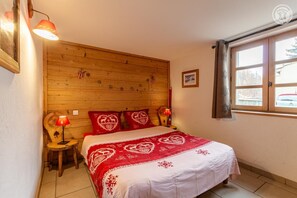 3 bedrooms, iron/ironing board, travel cot, free WiFi
