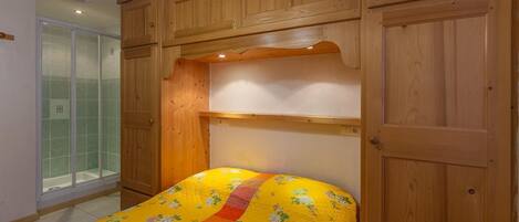 2 chambres, fer et planche à repasser, lit parapluie, Wi-Fi gratuit