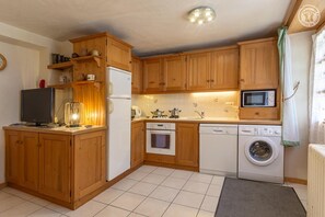 Wasserkocher mit Kaffee-/Teezubehör, Kühlschrank, Mikrowelle, Ofen