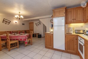 Wasserkocher mit Kaffee-/Teezubehör, Kühlschrank, Mikrowelle, Ofen