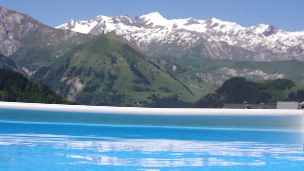 A swimming pool with a mountain backdrop. - LE TALAPET - CONFETTI (ALBIEZ MONTROND)