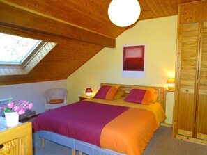 2 bedrooms, iron/ironing board, travel cot, free WiFi