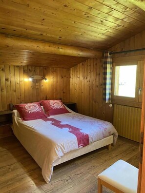 2 dormitoris, planxa i posts de planxar i un bressol de viatge 