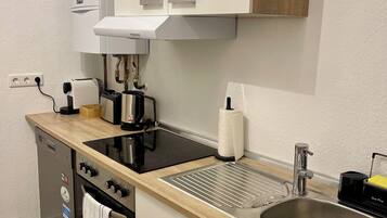 Ofen, Herdplatte, Geschirrspüler, Wasserkocher mit Kaffee-/Teezubehör