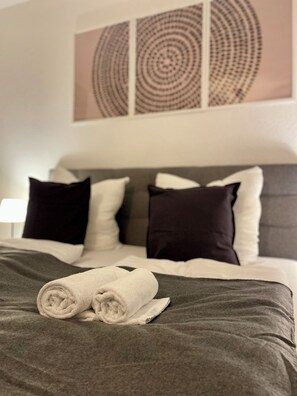 2 habitaciones, escritorio, tabla de planchar con plancha y wifi gratis