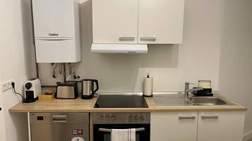 Ofen, Herdplatte, Geschirrspüler, Wasserkocher mit Kaffee-/Teezubehör