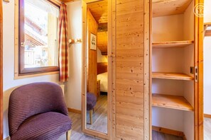 2 bedrooms, iron/ironing board, travel cot, free WiFi