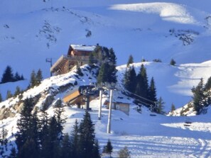 A snow-covered mountain with a wooden cabin and a ski lift. - LA PACHONNEE - BEAUFORT ARECHES (BEAUFORT ARECHES)