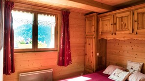 1 habitación, tabla de planchar con plancha y cuna de viaje 