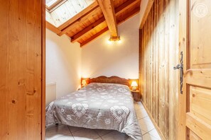 3 bedrooms, iron/ironing board, travel cot, free WiFi