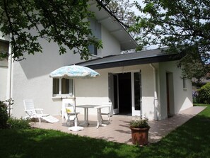 Outdoor dining - GITE DES CHENES - ENTRELACS (ENTRELACS)