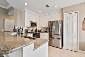 冷蔵庫、電子レンジ、オーブン、コンロ