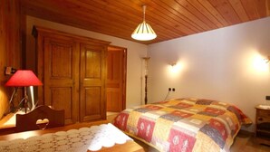 2 bedrooms, iron/ironing board, travel crib, WiFi (free)