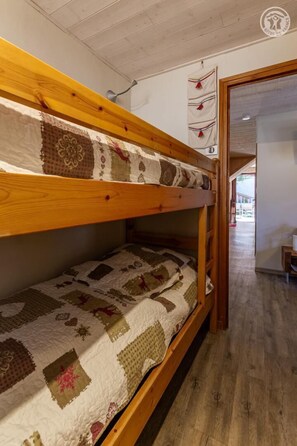 2 quartos, ferros/tábuas de passar roupa, berço de viagem