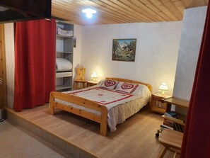 2 soverom, strykejern/-brett, reiseseng for barn og wi-fi (inkludert)