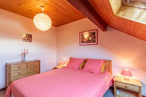 2 soverom, strykejern/-brett, reiseseng for barn og wi-fi (inkludert)