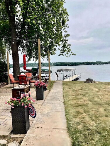 Charming 2-bedroom Lake House