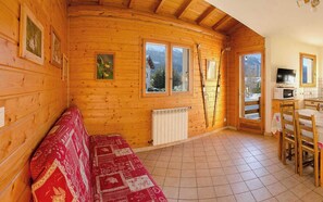 Een televisie en een stereo