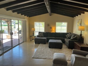 智能电视、DVD 播放器、书、立体声音响