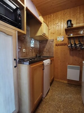 Kühlschrank, Mikrowelle, Ofen, Geschirrspüler