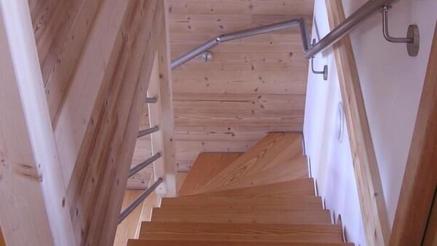 A wooden staircase with metal handrails, leading to a room with white walls and a wooden floor. - CHALET COCOON - ALBIEZ MONTROND (ALBIEZ MONTROND)