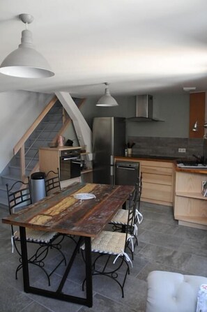 Fridge, oven, stovetop, dishwasher