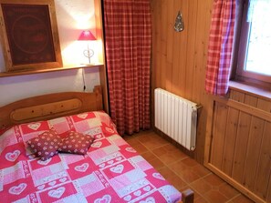 3 habitaciones, tabla de planchar con plancha y cuna de viaje 