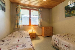 2 bedrooms, iron/ironing board, travel cot, free WiFi