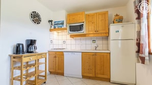 Wasserkocher mit Kaffee-/Teezubehör, Kühlschrank, Mikrowelle, Ofen