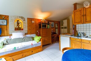 1 bedroom, iron/ironing board, travel cot, free WiFi