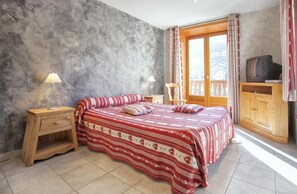 3 dormitorios, tabla de planchar con plancha, cuna de viaje