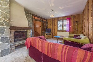 Fernseher, Kamin, DVD-Player, Stereoanlage