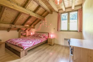 3 quartos, ferros/tábuas de passar roupa, berço de viagem
