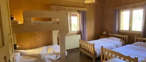 3 chambres, fer et planche à repasser, lit de bébé portatif