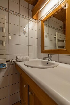 Suihku, hiustenkuivaaja