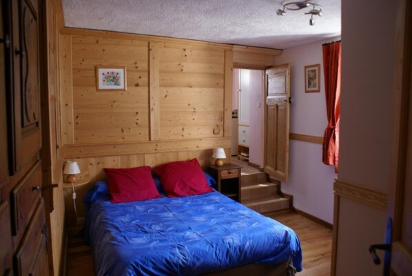 2 chambres, fer et planche à repasser, lit de bébé portatif