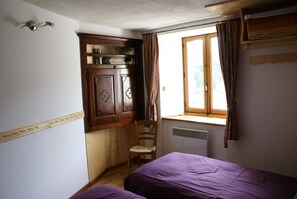 3 bedrooms, iron/ironing board, travel cot, free WiFi