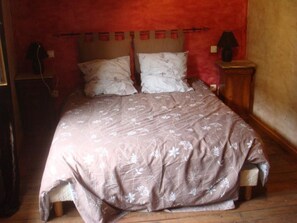 2 bedrooms, iron/ironing board, free WiFi