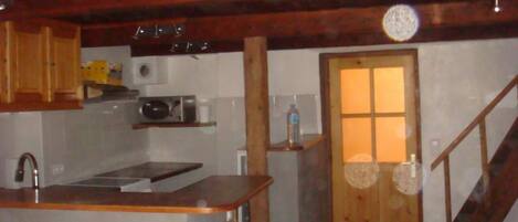 Køleskab, mikrobølgeovn, ovn, kogeplade