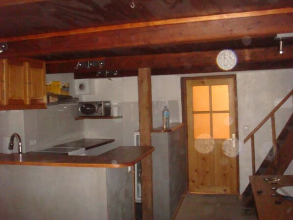 Frigorífico, microondas, horno y placa de cocina
