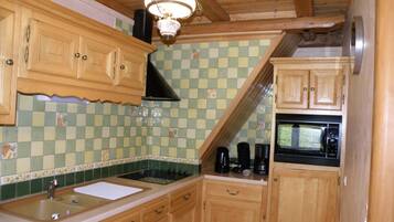 Een koelkast, een oven, een kookplaat, een vaatwasser