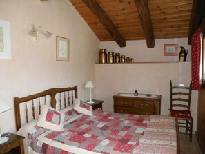 2 bedrooms, iron/ironing board, travel cot, free WiFi