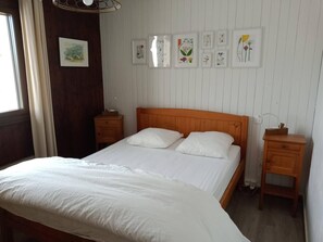 3 bedrooms, iron/ironing board, travel cot, bed sheets