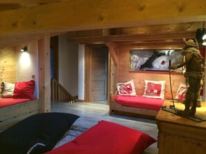 5 habitaciones, tabla de planchar con plancha y cuna de viaje