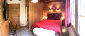 5 chambres, fer et planche à repasser, lit de bébé portatif