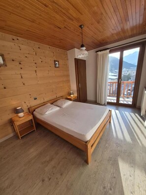 1 bedroom, iron/ironing board, travel cot, free WiFi