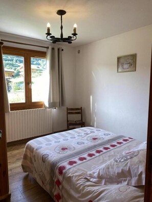 2 quartos, ferros/tábuas de passar roupa, berço de viagem